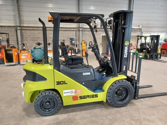 Chariot frontal à gaz Clark S35L