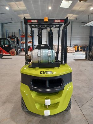 Chariot frontal à gaz Clark S35L